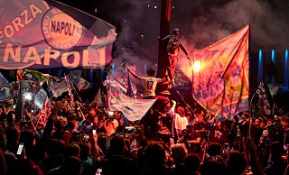 Fans des SSC Neapel jubeln über das 1:1 und den Gewinn des italienischen Meistertitels. - Andrew Medichini/AP Fans des SSC Neapel jubeln über das 1:1 und den Gewinn des italienischen Meistertitels. - Andrew Medichini/AP