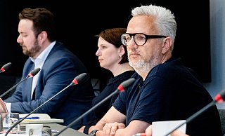 Florian Pfeffer (r-l), Landesvorstandssprecher von Bündnis 90/Die Grünen, Julia Tiedemann, Landesvorsitzende der Bürger in Wut (BiW) in Bremen, und Claas Bansemer, Generalsekretär der FDP in Bremen. - Philip Dulian/dpa Florian Pfeffer (r-l), Landesvorstandssprecher von Bündnis 90/Die Grünen, Julia Tiedemann, Landesvorsitzende der Bürger in Wut (BiW) in Bremen, und Claas Bansemer, Generalsekretär der FDP in Bremen. - Philip Dulian/dpa