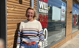 Simone Böhne, Chefin von Karlchens Backstube, vor der neuen Filiale des Unternehmens in Herford. - Matthias Bungeroth Simone Böhne, Chefin von Karlchens Backstube, vor der neuen Filiale des Unternehmens in Herford. - Matthias Bungeroth