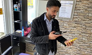 Kadar Sürün betreibt in seinem Salon jetzt auch einen DHL-Paketshop. - Dirk Windmöller Kadar Sürün betreibt in seinem Salon jetzt auch einen DHL-Paketshop. - Dirk Windmöller