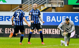 Felix Platte (M.) hat soeben den 3:0-Endstand gegen Rostock erzielt. Mit ihm jubelt Uwe Hünemeier (l.), der den Konter zum Torerfolg eingeleitet hatte. - Besim Mazhiqi Felix Platte (M.) hat soeben den 3:0-Endstand gegen Rostock erzielt. Mit ihm jubelt Uwe Hünemeier (l.), der den Konter zum Torerfolg eingeleitet hatte. - Besim Mazhiqi