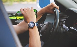 Ein Fahrer auf der Bundesstraße 64 war zu schnell unterwegs und trank während der Fahrt Alkohol. - (Symbolbild) Pixabay Ein Fahrer auf der Bundesstraße 64 war zu schnell unterwegs und trank während der Fahrt Alkohol. - (Symbolbild) Pixabay