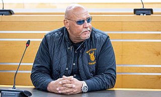 Der angeklagte Ex-Rockerboss Frank Hanebuth sitzt in einem Gerichtssaal vom Landgericht Hannover. - Moritz Frankenberg/dpa Der angeklagte Ex-Rockerboss Frank Hanebuth sitzt in einem Gerichtssaal vom Landgericht Hannover. - Moritz Frankenberg/dpa