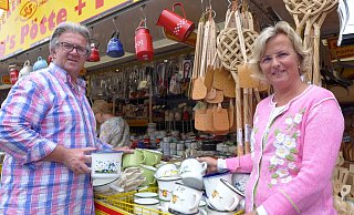Die letzten ihrer Art: André und Francoise Schönberg vor ihrem Verkaufsstand auf dem Pottmarkt. Sie gehören schon seit 35 Jahren zu den Marktbeschickern in Paderborn. - Hans-Hermann Igges Die letzten ihrer Art: André und Francoise Schönberg vor ihrem Verkaufsstand auf dem Pottmarkt. Sie gehören schon seit 35 Jahren zu den Marktbeschickern in Paderborn. - Hans-Hermann Igges