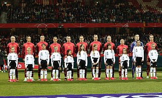 Die deutschen Kickerinnen wollen ihre jungen Fans noch mehr für Frauen-Fußball begeistern. - Daniel Löb/dpa Die deutschen Kickerinnen wollen ihre jungen Fans noch mehr für Frauen-Fußball begeistern. - Daniel Löb/dpa