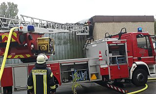 66 Einsatzkräfte sind im Höxteraner Industriegebiet im Einsatz. - Simone Flörke 66 Einsatzkräfte sind im Höxteraner Industriegebiet im Einsatz. - Simone Flörke
