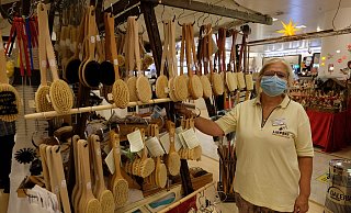 Lieselotte Liepert präsentiert ihre Bürsten diesmal nicht im Holzhaus aus dem Kleinen Domplatz, sondern in einem 65 Jahre alten historischen Marktstand im Erdgeschoss der Galeria Kaufhof. - Hans-Hermann Igges Lieselotte Liepert präsentiert ihre Bürsten diesmal nicht im Holzhaus aus dem Kleinen Domplatz, sondern in einem 65 Jahre alten historischen Marktstand im Erdgeschoss der Galeria Kaufhof. - Hans-Hermann Igges