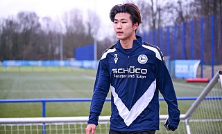 Kaito Mizuta trainierte am Mittwoch alleine an der Friedrich-Hagemann-Straße. Es dürfte die letzte Einheit im Arminia-Dress gewesen sein. - Teresa Kroeger Kaito Mizuta trainierte am Mittwoch alleine an der Friedrich-Hagemann-Straße. Es dürfte die letzte Einheit im Arminia-Dress gewesen sein. - Teresa Kroeger