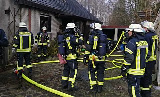 Rund 45 Feuerwehrkräfte sind bei dem Brand im Einsatz. - Burkhard Battran Rund 45 Feuerwehrkräfte sind bei dem Brand im Einsatz. - Burkhard Battran