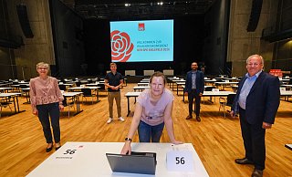 SPD trifft sich zur Wahlkreiskonferenz auf Abstand in der Stadthalle. Regina Kopp-Herr (v.l.), Björn Klaus, Ann Katrin Brambrink, Riza Öztürk, Pit Clausen haben alles vorbereitet. - Foto: Andreas Zobe/NW SPD trifft sich zur Wahlkreiskonferenz auf Abstand in der Stadthalle. Regina Kopp-Herr (v.l.), Björn Klaus, Ann Katrin Brambrink, Riza Öztürk, Pit Clausen haben alles vorbereitet. - Foto: Andreas Zobe/NW