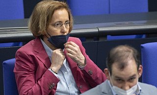 Beatrix von Storch (l), stellvertretende Fraktionsvorsitzende der AfD-Bundestagsfraktion, hat mit Äußerungen über die Transgender-Abgeordnete Tessa Ganserer (Grüne) parteiübergreifend scharfe Kritik auf sich gezogen. - Foto: Christophe Gateau/dpa Beatrix von Storch (l), stellvertretende Fraktionsvorsitzende der AfD-Bundestagsfraktion, hat mit Äußerungen über die Transgender-Abgeordnete Tessa Ganserer (Grüne) parteiübergreifend scharfe Kritik auf sich gezogen. - Foto: Christophe Gateau/dpa