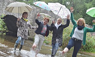 Fürs Foto haben sich Katharina Schröder (stellv. Kreisvorsitzende), Gabriele Beckmann (Kreisvorsitzende), Monika Aufenanger (stellv. Kreisvorsitzende) und Katja Hübner (Geschäftsführerin) passenderweise bei Regen - und mit Regenschirm bewaffnet - in die Nethe begeben. - Peter Heidbrink Fürs Foto haben sich Katharina Schröder (stellv. Kreisvorsitzende), Gabriele Beckmann (Kreisvorsitzende), Monika Aufenanger (stellv. Kreisvorsitzende) und Katja Hübner (Geschäftsführerin) passenderweise bei Regen - und mit Regenschirm bewaffnet - in die Nethe begeben. - Peter Heidbrink