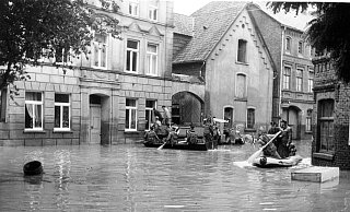 Die Einfahrt über die Diemelbrücke vom Neuen Tor hinein in die Lange Straße. Nach der Heinrichsflut 1965 halfen auch Soldaten. - Erich Kesting Die Einfahrt über die Diemelbrücke vom Neuen Tor hinein in die Lange Straße. Nach der Heinrichsflut 1965 halfen auch Soldaten. - Erich Kesting