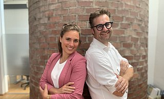 Eva Hüwe (34) und Fabian Henze (41) kennen sich seit einigen Jahren durch ihre Arbeit bei Miele – als Hüwe ihn fragte, ob er dabei sein will, sagte Henze nach nur kurzer Bedenkzeit zu. - Lena Vanessa Niewald Eva Hüwe (34) und Fabian Henze (41) kennen sich seit einigen Jahren durch ihre Arbeit bei Miele – als Hüwe ihn fragte, ob er dabei sein will, sagte Henze nach nur kurzer Bedenkzeit zu. - Lena Vanessa Niewald