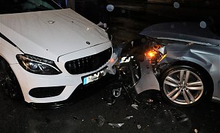 An dem weißen Mercedes entstand Totalschaden. - Polizei An dem weißen Mercedes entstand Totalschaden. - Polizei