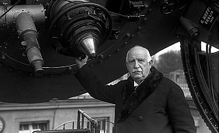 Der aus Lichtenau stammende Friedrich Simon Archenhold mit 70 Jahren am Okularende des Riesenfernrohrs der Treptower Sternwarte. - Bundesarchiv Der aus Lichtenau stammende Friedrich Simon Archenhold mit 70 Jahren am Okularende des Riesenfernrohrs der Treptower Sternwarte. - Bundesarchiv