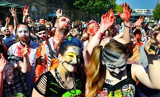 Auch eine Mutter (vorne l.) und ihre Tochter sind beim Zombiewalk dabei. - Barbara Franke Auch eine Mutter (vorne l.) und ihre Tochter sind beim Zombiewalk dabei. - Barbara Franke