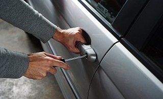 Die Täter hinterließen an den aufgebrochenen Wagen Blutspuren. - Pixabay Die Täter hinterließen an den aufgebrochenen Wagen Blutspuren. - Pixabay