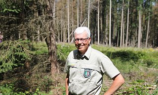 Förster Oliver Sielhorst schaut in Kleinenberg mit gespannter Erwartung darauf, wie sich der Wald entwickelt. - Jutta Steinmetz Förster Oliver Sielhorst schaut in Kleinenberg mit gespannter Erwartung darauf, wie sich der Wald entwickelt. - Jutta Steinmetz