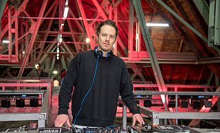 Zwischen Dachbalken und Partybeleuchtung legte der Paderborner DJ Boj Angler im Dachgeschoss des Doms der Paderstadt auf. - Erbischoefliche Generalvikariat PB Zwischen Dachbalken und Partybeleuchtung legte der Paderborner DJ Boj Angler im Dachgeschoss des Doms der Paderstadt auf. - Erbischoefliche Generalvikariat PB