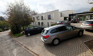 Durchsucht: Mit Zivilfahrzeugen kamen die Polizeibeamten auf das Wittekindshofgelände. - Thorsten Gödecker Durchsucht: Mit Zivilfahrzeugen kamen die Polizeibeamten auf das Wittekindshofgelände. - Thorsten Gödecker