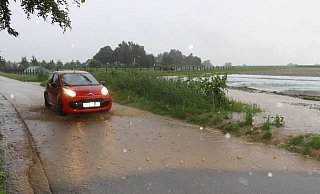 Überspült: Der Schulweg in Halstern nach heftigem Regenfall. - Ulf Hanke Überspült: Der Schulweg in Halstern nach heftigem Regenfall. - Ulf Hanke