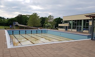 Noch fehlt im Freibad Nieheim das Wasser. Doch bald soll hier geschwommen werden – probeweise. - David Schellenberg Noch fehlt im Freibad Nieheim das Wasser. Doch bald soll hier geschwommen werden – probeweise. - David Schellenberg