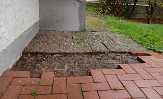 Sogar einige Pflastersteine haben die Unbekannten entfernt und offenbar mitgenommen. - Sandra Spieker Sogar einige Pflastersteine haben die Unbekannten entfernt und offenbar mitgenommen. - Sandra Spieker