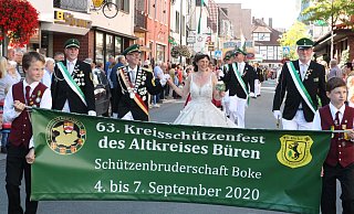 Im Katharinenmarkt-Umzug 2019 hatten die Boker bereits für das viertägige Schützenevent geworben. Das wurde jetzt zum zweiten Mal verschoben. Das Kreiskönigspaar Heinz und Iris Kroos muss sich weiter gedulden. - Regina Brucksch Im Katharinenmarkt-Umzug 2019 hatten die Boker bereits für das viertägige Schützenevent geworben. Das wurde jetzt zum zweiten Mal verschoben. Das Kreiskönigspaar Heinz und Iris Kroos muss sich weiter gedulden. - Regina Brucksch