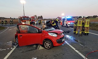 Die Feuerwehr Warburg musste den Fahrer aus seinem Wagen befreien. - Dieter Scholz Die Feuerwehr Warburg musste den Fahrer aus seinem Wagen befreien. - Dieter Scholz