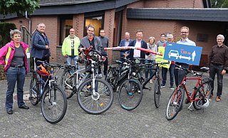 Gut ein Dutzend Interessierte treffen sich in der Versöhnungskirche, um über das Radfahren in SHS zu sprechen. Der ADFC-Vorstand, Daniel Neuhaus und Fritz Spratte, weist mit einem Schild und einem Polyethylenschaumstab auf den Überholabstand von 1,50 Meter hin. - Sigurd Gringel Gut ein Dutzend Interessierte treffen sich in der Versöhnungskirche, um über das Radfahren in SHS zu sprechen. Der ADFC-Vorstand, Daniel Neuhaus und Fritz Spratte, weist mit einem Schild und einem Polyethylenschaumstab auf den Überholabstand von 1,50 Meter hin. - Sigurd Gringel