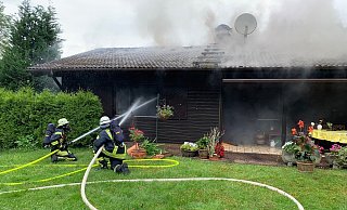 Mehrere Einsatzkräfte der Feuerwehr löschten das brennende Holzhaus. - Ralph Meyer Mehrere Einsatzkräfte der Feuerwehr löschten das brennende Holzhaus. - Ralph Meyer