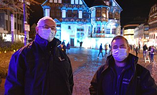 Andreas Bohnenpoll und Sebastian Hahn vom Ordnungsamt der Stadt Höxter kontrollieren die Einhaltung der Regeln. - Thomas Kube Andreas Bohnenpoll und Sebastian Hahn vom Ordnungsamt der Stadt Höxter kontrollieren die Einhaltung der Regeln. - Thomas Kube