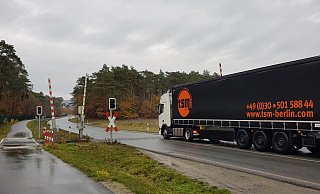 Der Bahnübergang am Schnatweg ist weiterhin erheblich beschädigt. - Uwe Pollmeier Der Bahnübergang am Schnatweg ist weiterhin erheblich beschädigt. - Uwe Pollmeier
