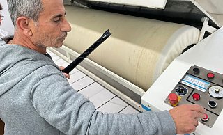 Der Chef Gündüz der Textilreinigung Barbara erwartet den großen Ansturm erst nach den Feiertagen. - Jule Prietzel Der Chef Gündüz der Textilreinigung Barbara erwartet den großen Ansturm erst nach den Feiertagen. - Jule Prietzel