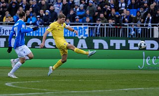 Fabian Klos zieht zum 1:0 ab. Es sollte nicht sein letztes Tor dieses Spiels bleiben. - Andreas Zobe Fabian Klos zieht zum 1:0 ab. Es sollte nicht sein letztes Tor dieses Spiels bleiben. - Andreas Zobe