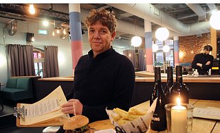 Weberei-Geschäftsführer Andreas Oehme präsentiert die neue Speisekarte in frisch gestrichenem Bistro. - Matthias Gans Weberei-Geschäftsführer Andreas Oehme präsentiert die neue Speisekarte in frisch gestrichenem Bistro. - Matthias Gans