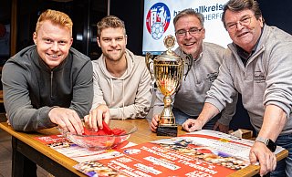 Die Handballer Philipp Holtmann vom TuS Spenge (v. l.) und Bjarne Franz von der TSG mit Sören Herbst vom Kreispokal-Hauptsponsor Neue Westfälische und dem Chef des Handballkreises Thomas Boerscheper bei der Auslosung. - Mike-Dennis Müller / www.mdm.photo Die Handballer Philipp Holtmann vom TuS Spenge (v. l.) und Bjarne Franz von der TSG mit Sören Herbst vom Kreispokal-Hauptsponsor Neue Westfälische und dem Chef des Handballkreises Thomas Boerscheper bei der Auslosung. - Mike-Dennis Müller / www.mdm.photo