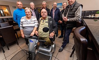 Fußballkumpel und Freunde – hier vertreten von Detlef Bäumer (hinten v.l.), Jürgen Brune, Reinhard Führing, Claus Cramer, Berend Schwanold und Rechts-Betreuer Robert Fischer – erweisen dem Ehepaar Thiemann (vorne) einen besonderen Freundschaftsdienst. - DENNIS ANGENENDT Fußballkumpel und Freunde – hier vertreten von Detlef Bäumer (hinten v.l.), Jürgen Brune, Reinhard Führing, Claus Cramer, Berend Schwanold und Rechts-Betreuer Robert Fischer – erweisen dem Ehepaar Thiemann (vorne) einen besonderen Freundschaftsdienst. - DENNIS ANGENENDT
