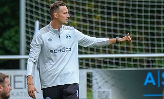 Arminais Trainer Oliver Döking sah eine gute erste Halbzeit seiner Mannschaft beim 1:1 in Verl. - az Arminais Trainer Oliver Döking sah eine gute erste Halbzeit seiner Mannschaft beim 1:1 in Verl. - az
