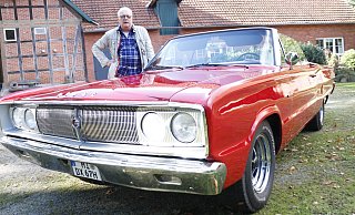 Bernd Wieding und sein Dodge Coronet 440. Der Wagen ist ist eine ausgesprochene Rarität auf den Straßen Deutschlands. - Michael Lorenz Bernd Wieding und sein Dodge Coronet 440. Der Wagen ist ist eine ausgesprochene Rarität auf den Straßen Deutschlands. - Michael Lorenz