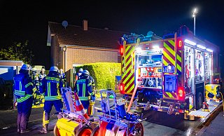 Feuer in Senne: Als die Feuerwehr an dem Wohnhaus ankam, war eine Mutter mit zwei Kindern bereits aus dem Gebäude geflüchtet. - Mike-Dennis Müller Feuer in Senne: Als die Feuerwehr an dem Wohnhaus ankam, war eine Mutter mit zwei Kindern bereits aus dem Gebäude geflüchtet. - Mike-Dennis Müller