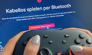 Weiterverwenden statt wiederverwerten. Der Stadia-Controller kann auch nach dem Aus des Spielestreamingdiestes mit einem Firmware-Update weitergenutzt werden. - Till Simon Nagel/dpa-tmn Weiterverwenden statt wiederverwerten. Der Stadia-Controller kann auch nach dem Aus des Spielestreamingdiestes mit einem Firmware-Update weitergenutzt werden. - Till Simon Nagel/dpa-tmn