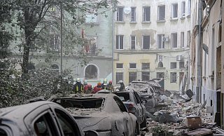 Rettungskräfte suchen in den Trümmern am Angriffsort nach Überlebenden und Todesopfern. - Mykola Tys/AP Rettungskräfte suchen in den Trümmern am Angriffsort nach Überlebenden und Todesopfern. - Mykola Tys/AP