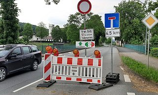 Gesperrte Landesstraße 3075: Warnbaken und Schilder weisen am Abzweig nach Welda auf die Verkehrsführung hin. Die Zufahrt zum Krankenhaus ist aus Richtung Warburg ist wieder möglich. - Dieter Scholz Gesperrte Landesstraße 3075: Warnbaken und Schilder weisen am Abzweig nach Welda auf die Verkehrsführung hin. Die Zufahrt zum Krankenhaus ist aus Richtung Warburg ist wieder möglich. - Dieter Scholz
