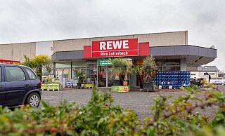 Der Rewe-Markt an der Dubelohstraße in Schloß Neuhaus soll sich den Planungen zufolge auch im vorderen Breich verändern. - Niklas Tüns Der Rewe-Markt an der Dubelohstraße in Schloß Neuhaus soll sich den Planungen zufolge auch im vorderen Breich verändern. - Niklas Tüns