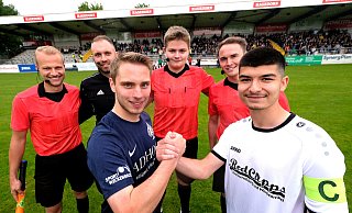 Das Shakehands der Kapitäne in Gütersloh: ESG-Mannschaftsführer Kelvin Klein (links) und SG-Käpt’n Sinan Cetin begrüßen sich vor der prall gefüllten Tribüne des Heidewaldstadions, ehe Schiedsrichter Lukas Gronefeld (3. von rechts) das Prestigeduell anpfeift. - Andreas Frücht Das Shakehands der Kapitäne in Gütersloh: ESG-Mannschaftsführer Kelvin Klein (links) und SG-Käpt’n Sinan Cetin begrüßen sich vor der prall gefüllten Tribüne des Heidewaldstadions, ehe Schiedsrichter Lukas Gronefeld (3. von rechts) das Prestigeduell anpfeift. - Andreas Frücht