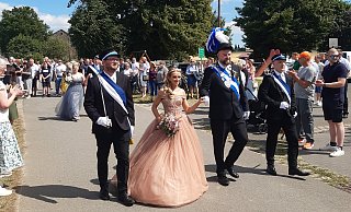 Yasmine und Lucas Villmer werden beim Festumzug durch Rösebeck von den beiden Königsoffizieren begleitet. - Holger Flörke Yasmine und Lucas Villmer werden beim Festumzug durch Rösebeck von den beiden Königsoffizieren begleitet. - Holger Flörke