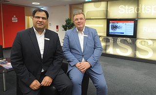 Die Stadtsparkasse Rahden werde eigenständig bleiben, sagten der Vorstandsvorsitzende Ravinder Stephan Singh Sud (l.) und Vorstandsmitglied Nico Clasing. Die Sparkasse sei eigenkapitalstark und habe ein tolles Team. - Joern Spreen-Ledebur Die Stadtsparkasse Rahden werde eigenständig bleiben, sagten der Vorstandsvorsitzende Ravinder Stephan Singh Sud (l.) und Vorstandsmitglied Nico Clasing. Die Sparkasse sei eigenkapitalstark und habe ein tolles Team. - Joern Spreen-Ledebur