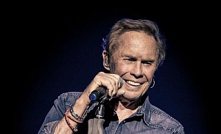 Mit 83 Jahren geht Peter Kraus noch einmal auf Tournee. - www.van-der-voorden.com Mit 83 Jahren geht Peter Kraus noch einmal auf Tournee. - www.van-der-voorden.com